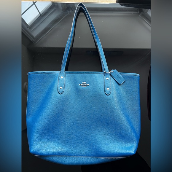 Coach Handbags - ❤️❤️price drop US long weekend sale❤️❤️ Gorgeous blue big coach purse